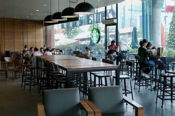 Songkhla Tailândia Dezembro 2022 Multidão Pessoas Sentam Café Starbucks Projetado — Fotografia de Stock