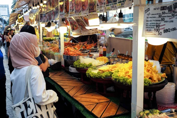 Bangkok Tailândia Março5 2023 Multidões Turistas Caminham Compram Deliciosa Comida — Fotografia de Stock