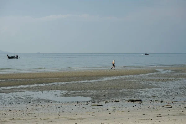 Здоровый Человек Бегает Один Вдоль Пляжа Горизонтальной Линией Морских Стоянки — стоковое фото