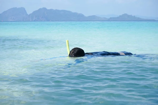 Ein Mädchen Schwimmt Auf Der Oberfläche Des Meeres Und Sieht — Stockfoto