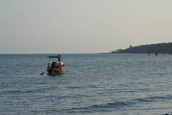 Groupe Bateaux Traditionnels Longue Queue Flottant Dans Mer Avec Paysage — Photo