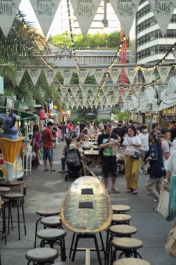 Bangkok, Tayland: 13 Mayıs 2023 - Jodd Fairs adındaki ünlü bit pazarında yürüyen kalabalık
