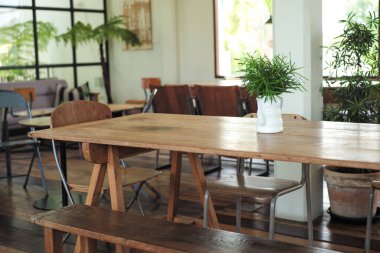 İçinde ahşap mobilyalar olan kahve dükkanının iç perspektifi.