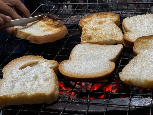 Veel Stukken Gesneden Brood Gegrild Houtskoolgrill — Stockfoto