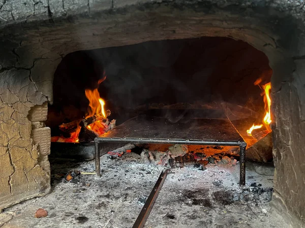 Forno Tradizionale Vuoto Cuocere Pizza Con Fiamma Della Legna — Foto Stock