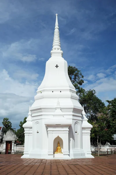 Fehér Nagy Pagoda Buddhizmus Templom Kék Háttér — Stock Fotó