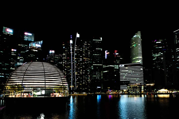 Singapur Sierpnia 2023 Zatłoczone Wysokie Budynki Światłami Dzielnicy Biznesowej Mariną — Zdjęcie stockowe