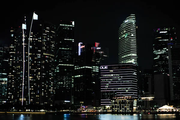新加坡 2023年8月20日 商业区有灯光的人山人海的高楼 码头在前头 — 图库照片