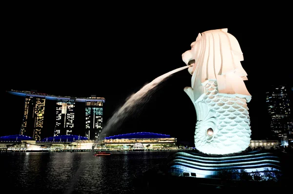 Singapore August 2023 Side View Merlion Spraying Water Cityscape Night — Stock Photo, Image