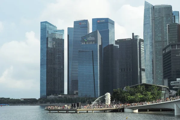 Singapur Sierpnia 2023 Grupa Ludzi Spacerujących Chodnikiem Merlion Zatłoczonymi Nowoczesnymi — Zdjęcie stockowe