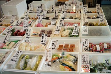Tsukiji, Japonya: 18 Kasım 2023 - Tsukiji 'deki taze deniz ürünleri pazarında çeşitli deniz ürünleri satışı 