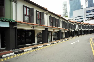 Singapur: 20 Ağustos 2023 - Tepedeki şehir manzaralı vintage binalar