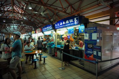 Çin Mahallesi, SINGAPORE: 20 Ağustos 2023 - Kalabalık yiyecek dükkanından tavuk ve pilav alıyor. Ünlü Hawker sokak yemekleri