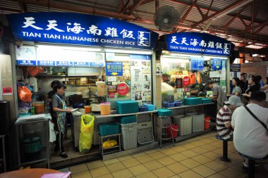 Çin Mahallesi, SINGAPORE: 20 Ağustos 2023 - Kalabalık yiyecek dükkanından tavuk ve pilav alıyor. Ünlü Hawker sokak yemekleri