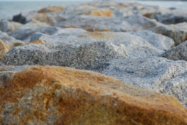Önplanı ve arkaplanı bulanık olan taşın kaba yüzeyine seçici odak