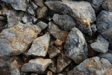 Zeminde granit taşın çeşitli büyüklükteki üst görüntüsü