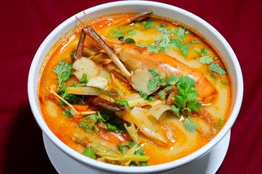 Tum Yum Kung adlı ünlü Tayland yemeğinin en iyi görüntüsü. Baharatlı çorbadaki büyük karides.
