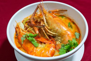 Tum Yum Kung adlı ünlü Tayland yemeğinin en iyi görüntüsü. Baharatlı çorbadaki büyük karides.