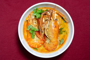 Tum Yum Kung adlı ünlü Tayland yemeğinin en iyi görüntüsü. Baharatlı çorbadaki büyük karides.