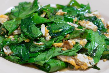 Yumurtayla sebzeden yakın plan ateş edilmiş. Lezzetli Tayland yemekleri Kızarmış Malindjo Yumurtayla Gidiyor