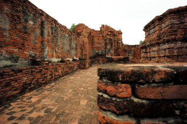 Kırmızı tuğla ustaları tarafından inşa edilen tarihi yapı perspektifi.