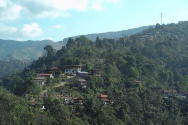 Dağdaki şehir köyü. Mavi gökyüzü arka planı. 