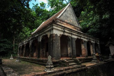 Ağaçlarla çevrili eski Budizm Kilisesi.