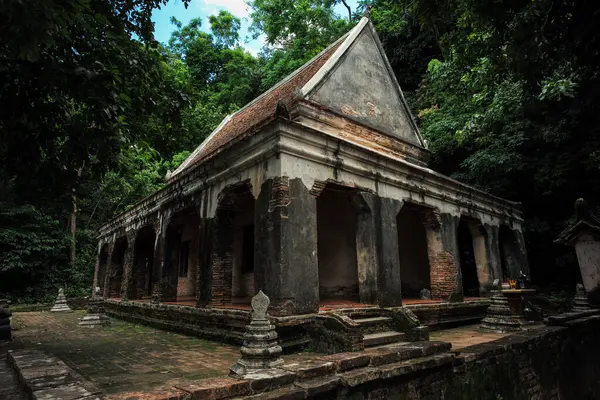 Ağaçlarla çevrili eski Budizm Kilisesi.