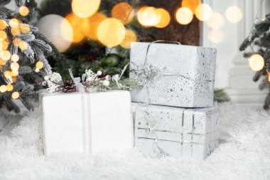 Üç Noel hediyesi kutusu güzelce paketlenmiş.