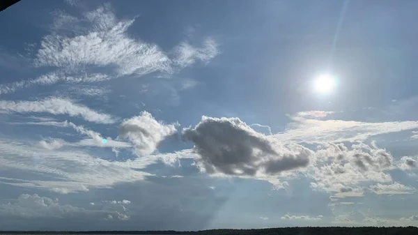 Полуденное Небо Серыми Облаками Центре Градусов Косой Солнце — стоковое фото