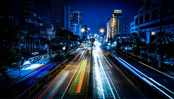 แสงสว างของรถยนต งชนก วยช ตเตอร งกลางเม องหลวง งเทพฯ ประเทศไทย — ภาพเวกเตอร์สต็อก