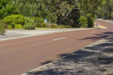 Sokak manzaralı tepe Maidment Geçidi, Dalyellup, Batı Avustralya bisiklet yolu, Kalgulup Bölgesel Parkları 'na komşu ve geniş çiftlik büyüklüğünde büyük evler ve ağaçlar içeren arazi blokları içerir..