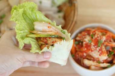 Bir kasede ellerimle kimchi yiyorum..