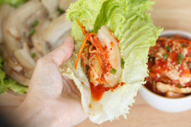 Bir kasede ellerimle kimchi yiyorum..