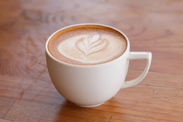 Secangkir Kopi Latte Dengan Pola Hati Dalam Cangkir Putih Atas — Stok Foto
