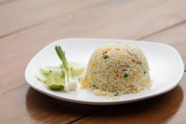 Ateş edilmiş pirinci beyaz tabakta yakın..