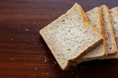 Tahta masada dilimlenmiş tost ekmeği, üst manzara, kopyalama alanı.