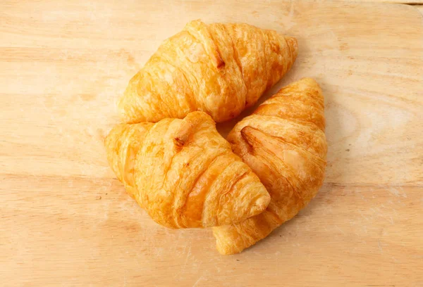 Čerstvý Croissant Dřevěném Pozadí Horní Pohled Kopírovat Prostor — Stock fotografie