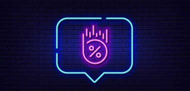 Neon ışığı konuşma balonu. Borç yüzde ikonu. İndirim tabelası. Kredi yüzdesi sembolü. Neon ışıklı arka plan. Kredi yüzde yüz parıltı hattı. Tuğla duvar afişi. Vektör