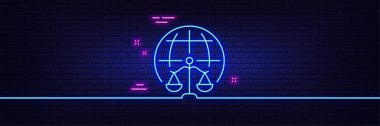 Neon ışık efekti. Sulh hakiminin mahkeme çizgisi simgesi. Adalet terazisi imzası. İnternet hukuku sembolü. 3D çizgi neon ışıklı ikon. Tuğla duvar afişi. Sulh hakimlerinin ana hatları. Vektör