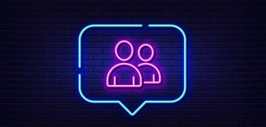 Neon ışığı konuşma balonu. Kullanıcı satırı simgesi. Çift ya da grup işareti. İnsan silueti sembolü. Neon ışıklı arka plan. Kullanıcılar parlıyor. Tuğla duvar afişi. Vektör