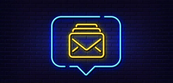 ネオンライトスピーチバブル メールラインのアイコン 新しいメッセージ対応記号 電子メールのシンボル ネオンの背景 メールのラインだ レンガの壁のバナー ベクトル — ストックベクタ