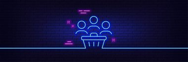 Neon ışık efekti. Alışveriş arabası ikonu olan alıcılar. Müşteri grubu imzası. Süpermarket müşterilerinin sembolü. 3D çizgi neon ışıklı ikon. Tuğla duvar afişi. Alıcılar özeti. Vektör