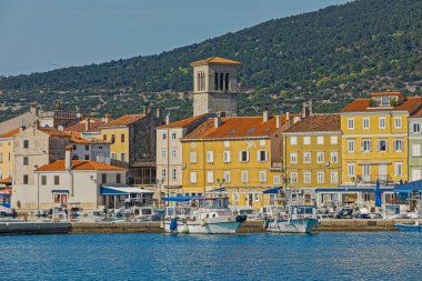 CRES, CROATIA - 25 Nisan 2020: Küçük motorlu eski liman kıyı manzarası.