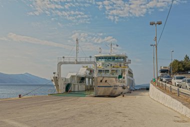 POROZINA CRES, CROATIA - 25 Nisan 2020: Cres Adası 'ndaki Brestova ve Porozina arasında çalışan yolcu ve araç feribotu Kornati' ye binmek.