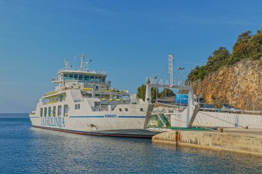 POROZINA CRES, CROATIA - 25 Nisan 2020: Cres Adası 'ndaki Brestova ve Porozina arasında çalışan yolcu ve araç feribotu Kornati' ye binmek.