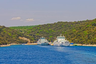 BRESTOVA, Cres Adası 'ndaki Brestova ve Porozina arasındaki feribottan kalkan feribotlara doğru bakın..