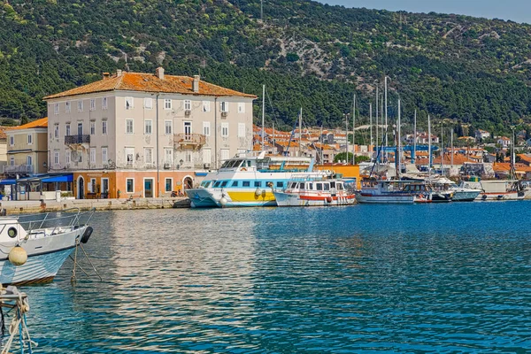 Cres Croatia April 2020 Kustzicht Oude Binnenhaven Met Verankerde Motorbootjes — Stockfoto