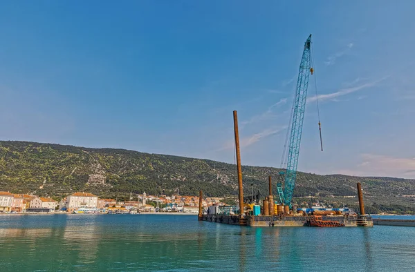 Cres Croatia 2020年4月25日旧市街港前に小型クレーン付きの造船用ポンツーン工事 — ストック写真