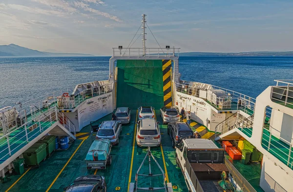 Porozina Cres Croatia April 2020 Instappen Van Passagiers Voertuigveerboot Tussen — Stockfoto